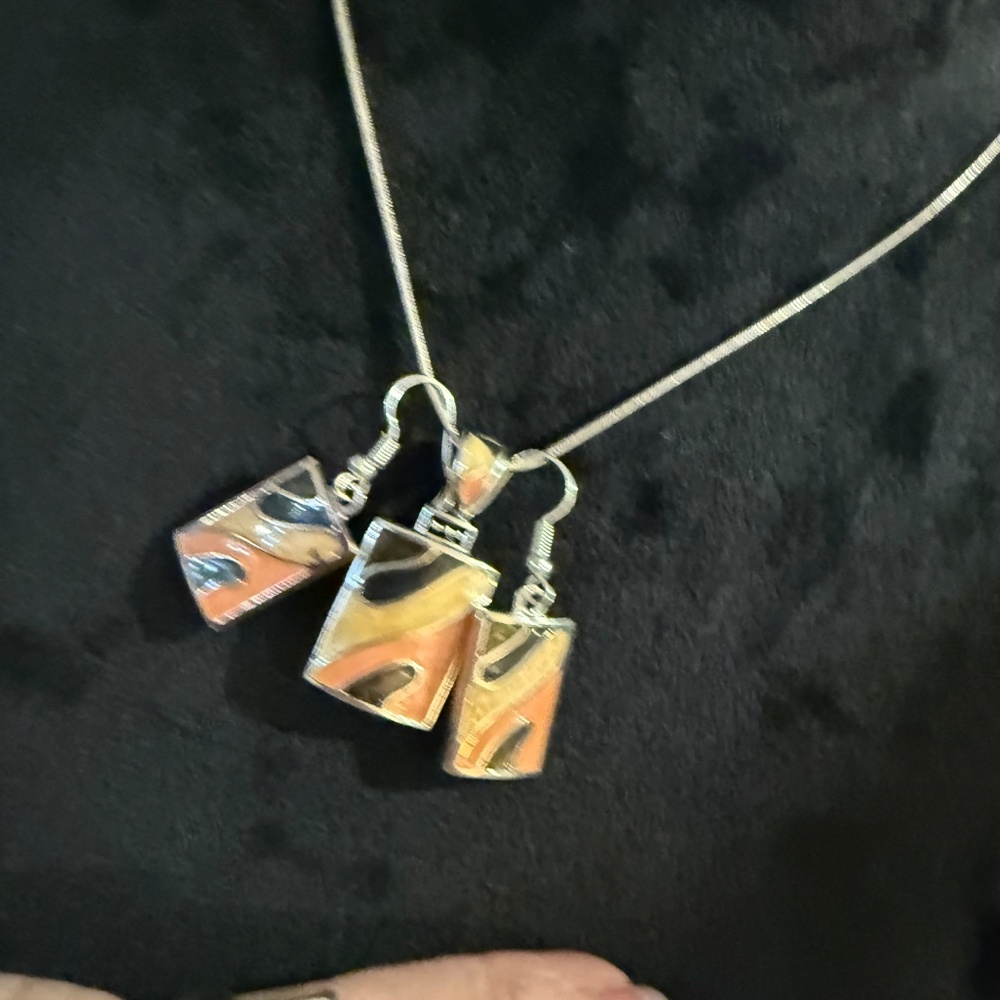 DIVINCI 5 PIECE ENAMELED PENDANTS, EARRINGS, AND RING - Picture 4 of 8